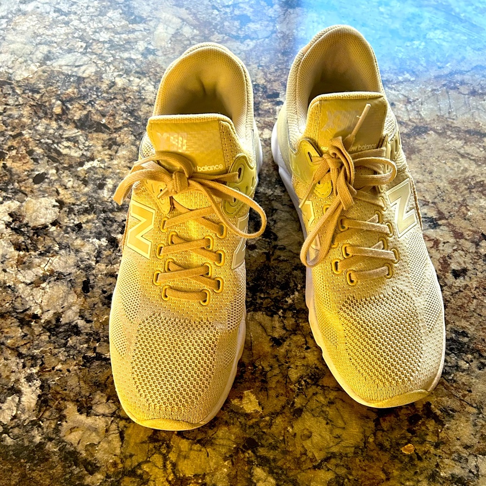 Womens NEW BALANCE SNEAKERS size 9.